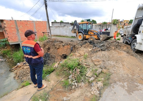 Cerca de 200 toneladas de lixo são removidas das margens de igarapé em Manaus