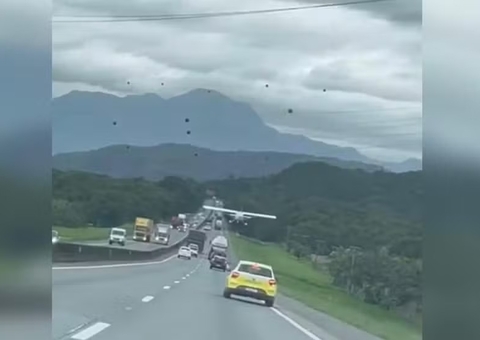 Avião faz pouso forçado em meio a carros e caminhões na BR-101; vídeo