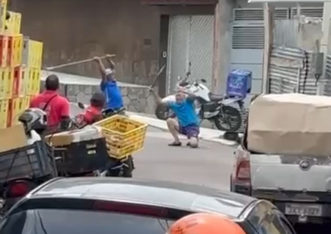 Homem tenta matar idoso a golpes de enxada em Manaus; vídeo