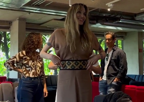 Angelina Jolie recebe peça artesanal feita por indígenas do Amazonas