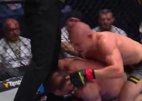 Lutador comemora vitória com beijo e sarrada em rival e é enxotado a socos