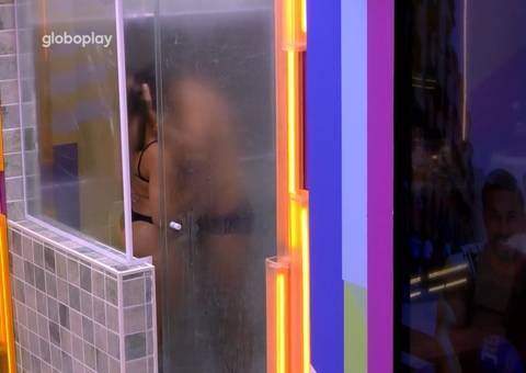 Maike e Renata trocam beijos debaixo do chuveiro e clima esquenta