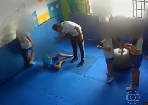 Vídeo: Criança autista leva rasteira de professor em escola no Rio