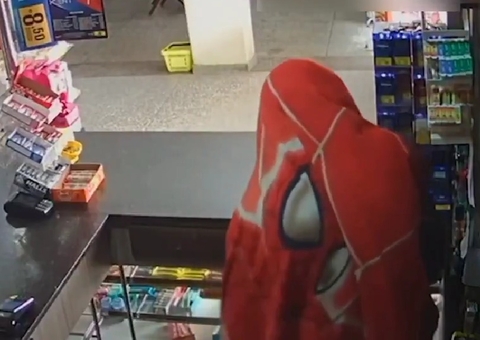 Com toalha do Homem-Aranha, assaltante e comparsa roubam padaria no DF