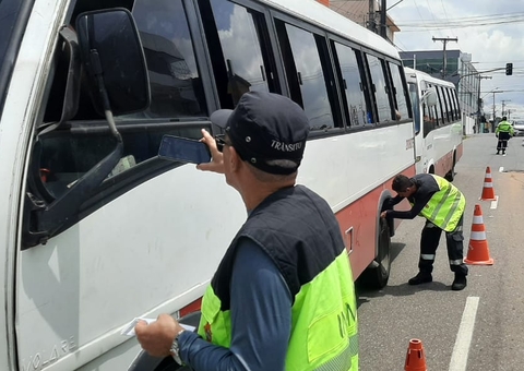 Motoristas são autuados durante fiscalização no Centro de Manaus