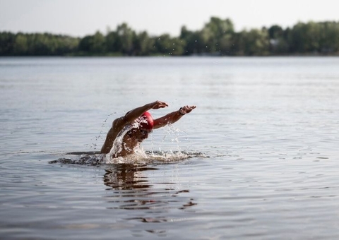 Manaus abre inscrições gratuitas para aulas de natação adaptada para rios e igarapés