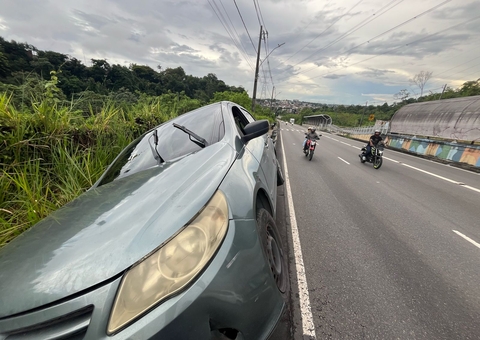 Carro perde controle e bate em grade de proteção na Avenida das Flores