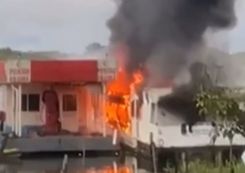 Incêndio deixa lancha completamente destruída em Anori