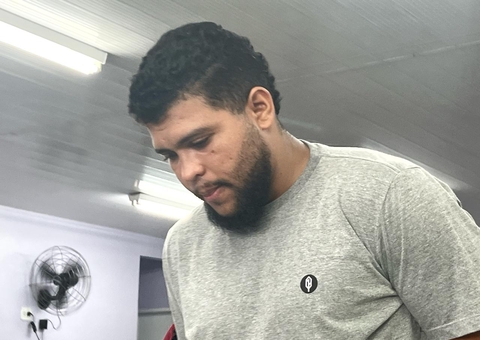 Com depoimento conflitante, cantor preso após espancar namorada passa por audiência de custódia