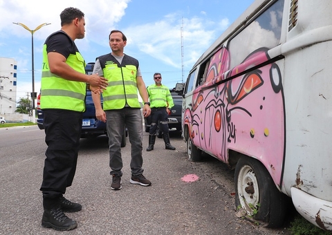 Operação 'Sucata' retira veículos abandonados das ruas e calçadas em Manaus