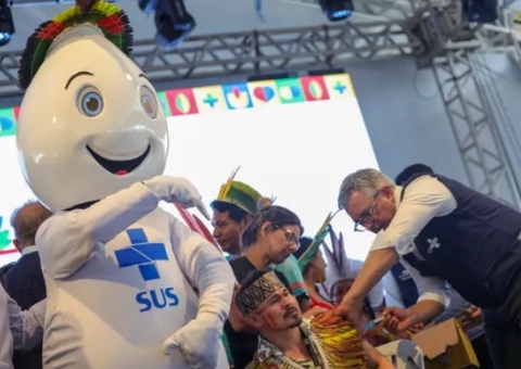 Padilha vacina lideres indígenas para mostrar segurança do imunizante 