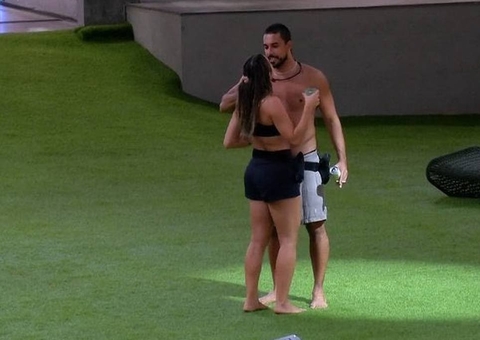 Internautas pedem expulsão de Maike do BBB25 após agarrar Renata pelo pescoço