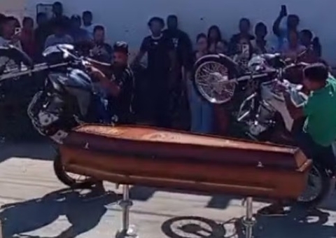 Motociclistas dão "grau" em velório de colega morto em acidente de moto