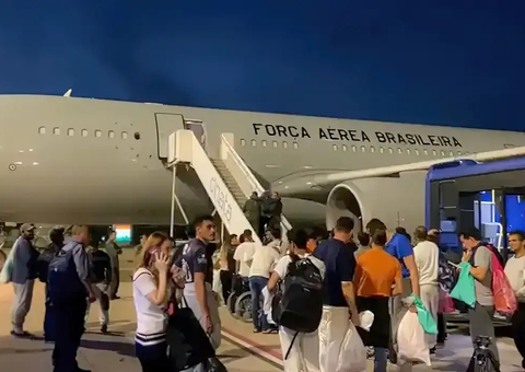 Avião com 96 brasileiros deportados dos EUA chega ao Brasil