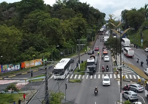Carreta com pane mecânica interdita Avenida Rodrigo Otávio em Manaus