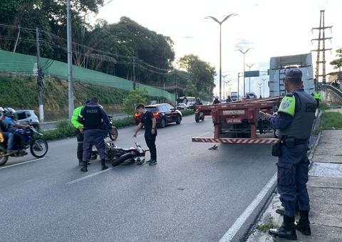 Motociclista colide com caminhão em acidente violento na avenida Rodrigo Otávio