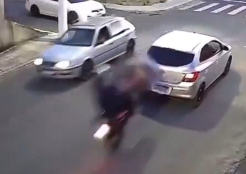 Vídeo: motociclista tenta dar "grau" e acaba batendo em carro no ES