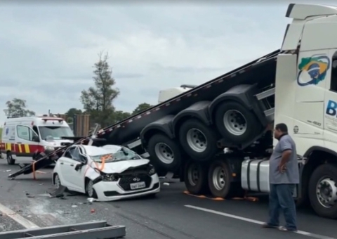 Carrocerias se soltam e atingem quatro carros em rodovia 