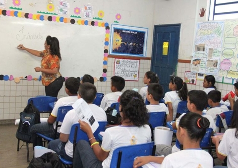 Prefeitura de Manaus pagará 14º e 15º salários a profissionais da Educação