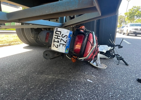 FOTOS: Passageiro de moto de app é esmagado por carreta na avenida Rodrigo Otávio