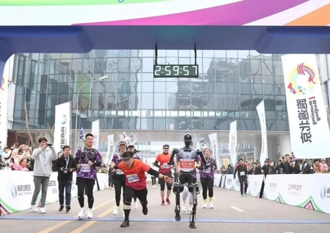 Pela 1ª vez, robôs participam de corrida contra humanos na China