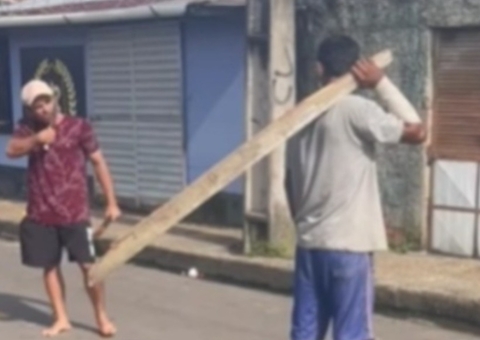 Vídeo: dupla protagoniza confronto com facas e pedaço de madeira no Amazonas
