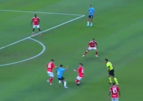 Grêmio e Inter empatam em clássico com polêmica e gol contra bizarro