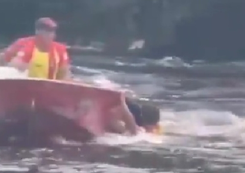 Vídeo: Bombeiros salvam mulher arrastada pela correnteza em cachoeira em Presidente Figueiredo