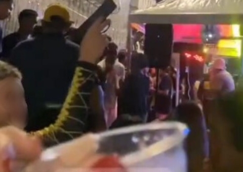 Jovem exibe arma em festa no bairro Santa Luzia; Vídeo
