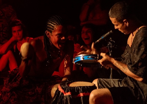 Espetáculo Mojubá leva estética afrodiaspórica ao Teatro da Instalação 