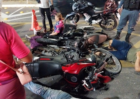 Motoqueiros se “chocam” em cruzamento na Av. Max Teixeira 