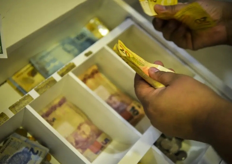 Aposentados e pensionistas começam a receber antecipação do 13º