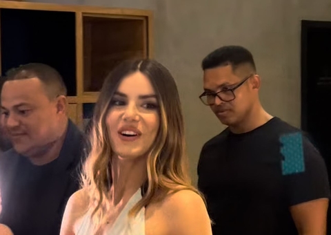 Camila Queiroz esbanja simpatia durante evento em Manaus