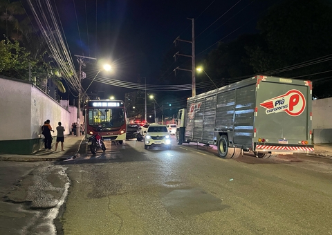 Ônibus e carro colidem e trânsito fica travado na Av. Marciano Armond