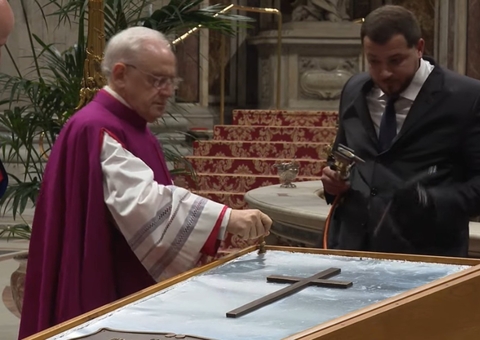 Caixão do papa Francisco é fechado após velório no Vaticano
