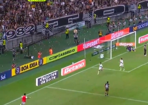 São Paulo sofre com ex-Corinthians, mas joia garante empate contra o Ceará
