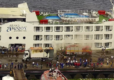 Incêndio em caminhão-baú assusta populares no Centro de Manaus