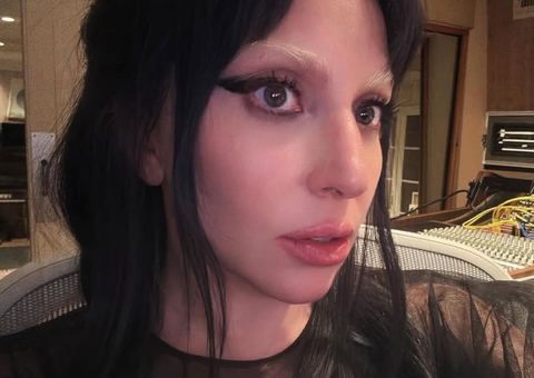 Fã de Lady Gaga usa fralda para não perder a cantora no hotel em Copacabana