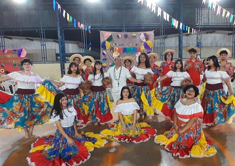 Oficinas de danças afro-brasileiras transformam auditório de escola em palco cultural em Manaus