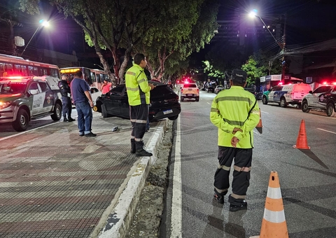 Acidente entre carros deixa duas pastoras feridas no centro de Manaus
