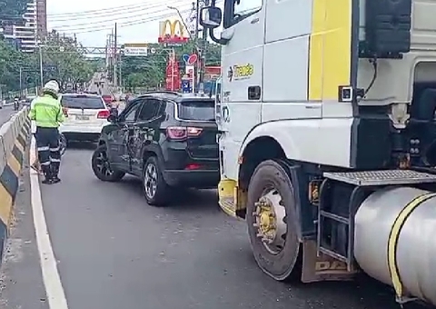 Acidente entre carro e caminhão causa lentidão na Efigênio Salles; Vídeo