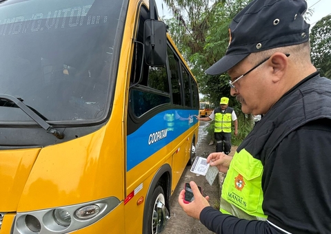Motorista de 'amarelinho' foge após ser flagrado com CNH supostamente falsa em Manaus