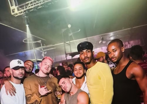 Bailarinos de Lady Gaga curtem balada no Rio 