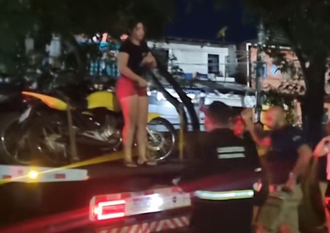 Vídeo: Mulher sobe em reboque para impedir apreensão de moto no Coroado