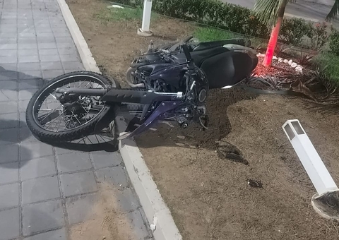 Jovem morre após motocicleta colidir com poste em avenida na Chapada