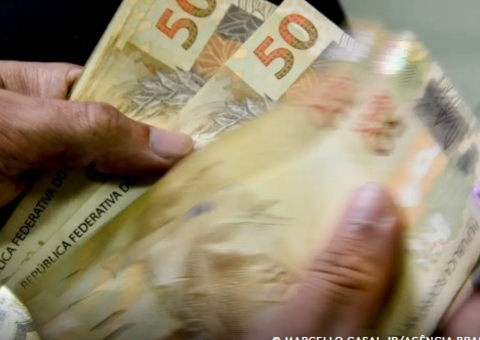 Aposentados do INSS que ganham mais que o mínimo começam a receber 13º