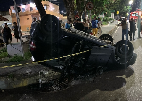 Carro capota em acidente no Eldorado; criança e cinco adultos são socorridos