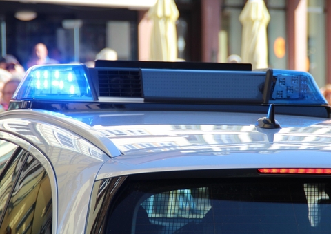 Pai mata policial atropelado um dia após filho ser morto pela polícia nos EUA