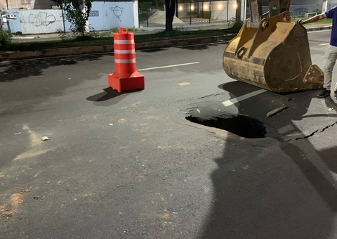 Trecho da Constantino Nery é interditado após asfalto ceder e abrir cratera