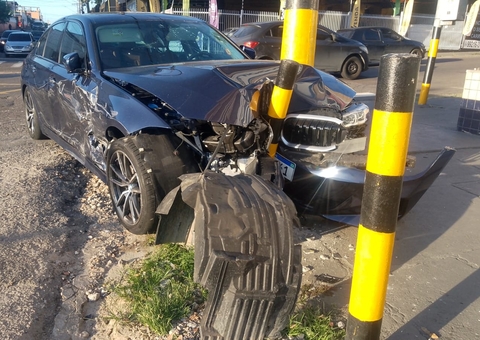 Três pessoas ficam feridas em acidente entre BMW e picape no Centro